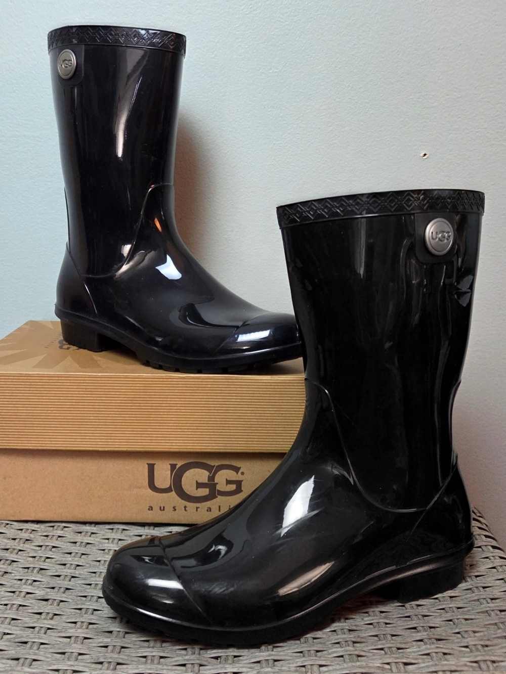 UGG Women's 7 Rain Boots Tall Mid-Calf Glossy Black Waterproof High Gloss Sienna
